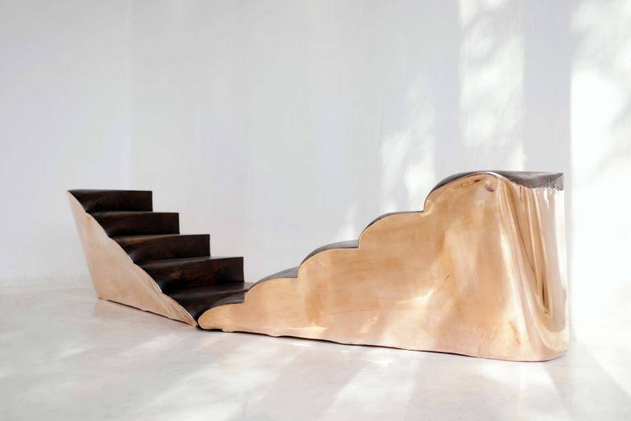<p><em>Copper (paire d’escaliers) </em>de Valentin Loellmann, H 50 x L 120 x P 60 cm (chaque escalier), cuivre et noyer, pièce unique. Sur le stand de la galerie Gosserez.</p>
