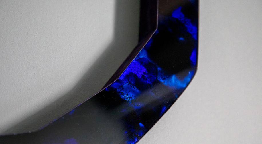 <p>Miroir “Through the looking glass” (2018). Peinture bleue et oxydation sous verre. Design par Nicolas et Sebastien Reese, Galerie Carole Decombe.</p>
