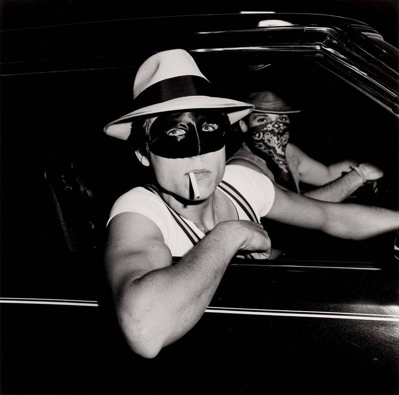<p><em>Boys in car, Halloween  </em>(1978).Tirage gélatino-argentique.</p>
