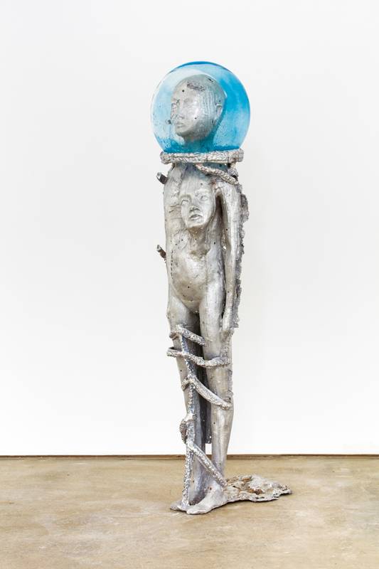 <p><em>Nude in the Rye 3 (2016) de Jean-Marie Appriou. Fonte d’aluminium et verre soufflé, 114,3 x 28 x 38 cm.</em></p>
