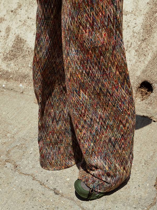 <p>Pantalon en laine à motifs chevrons, MISSONI. Baskets, GUCCI.</p>
