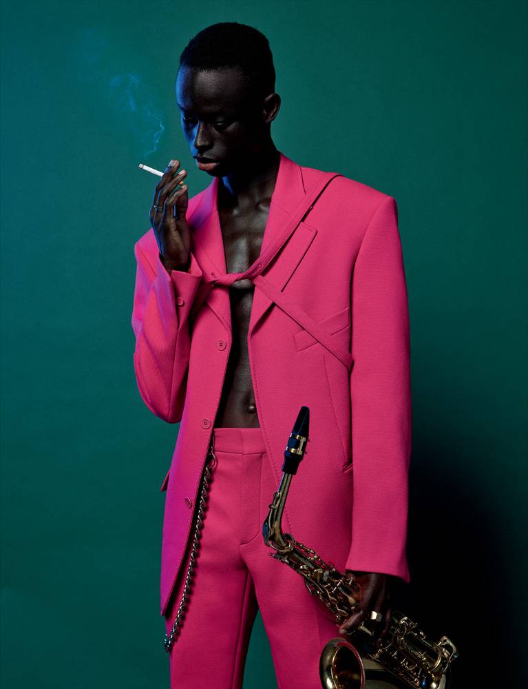 <p>Veste et pantalon en drap de coton, Louis Vuitton. Chaîne personnelle. Saxophone, Advences.</p>
