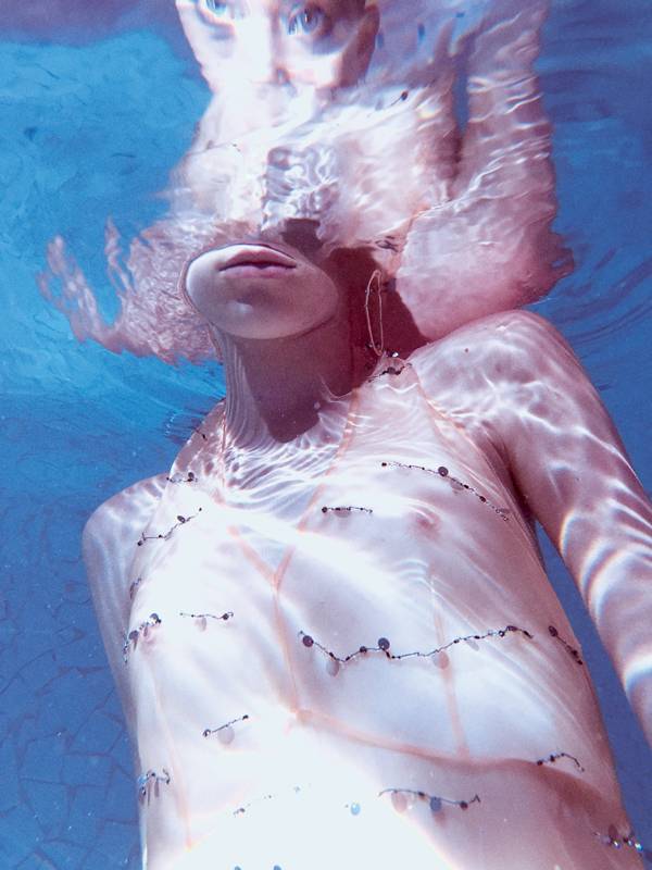 La série mode “La piscine”, par Emmanuel Giraud