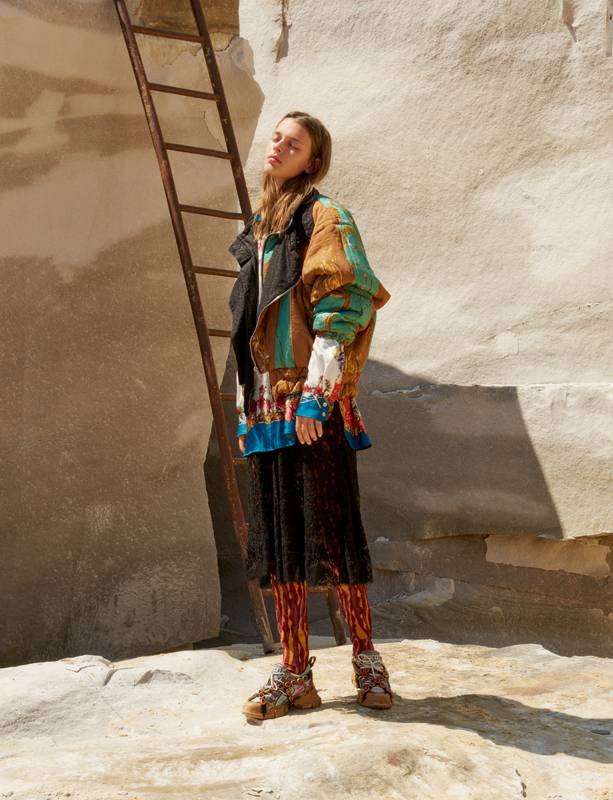 <p>Down jacket and silk shirt, dress, legging and sneakers, GUCCI.</p>
