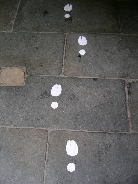 <p>Les traces de pas des chaussures Tabi qui, en 2005, menaient les piétons sortant de la station de métro vers l'exposition consacrée à Martin Margiela (premier lauréat du prix de l'Andam) au Palais-Royal.</p>
