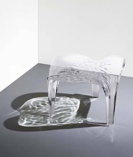 <p>Tabouret “Liquid Glacial” de Zaha Hadid, galerie David Gill, Londres. </p>
