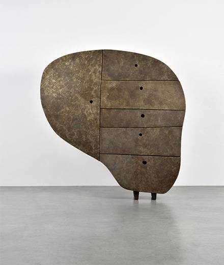 <p><em>Close Parity Asymmetric Cabinet</em> (2018) de Maarten Baas. Courtesy of Carpenters Workshop Gallery.</p>
