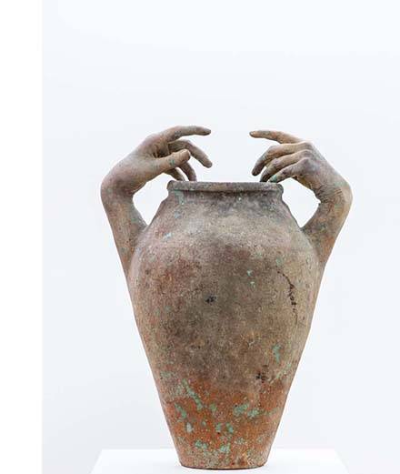 <p>Vase en céramique, plâtre et peinture “Prosopopoeia” de Clementine Keith Roach, galerie Hunter Harrison, Londres. </p>
