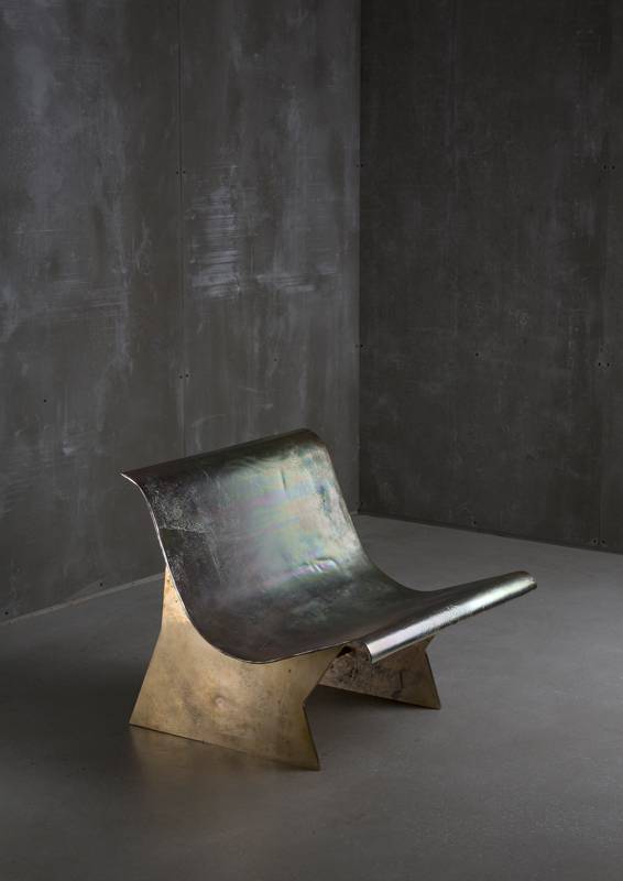 <p>Vincenzo De Cotiis, Lounge Chair (2019). Vue de l'exposition “Éternel” à la Carpenters Workshop Gallery.</p>
