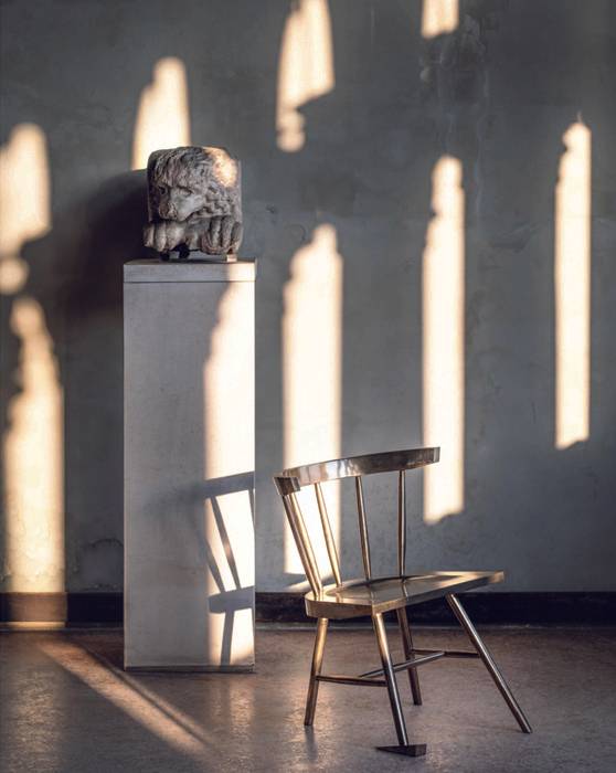 <p>"Alaska Chair" (2018), de Virgil Abloh, édition limitée, bronze poli, 75 X 48 X 44cm.</p>
