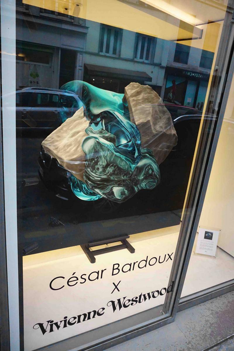 <p>Dans la vitrine de la boutique Vivienne Westwood : “Panspermia 3” de César Bardoux, huile sur toile, 200 x 200 cm.</p>
