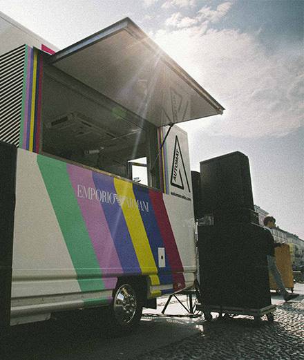 Automat Radio : le “music truck” d'Emporio Armani qui sillonne l'Europe