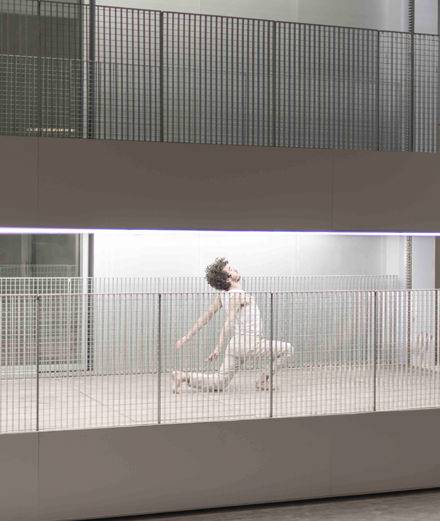  Vidéo: la folle chorégraphie qui réinvente le bâtiment de Rem Koolhaas à Paris