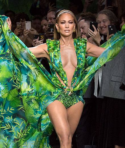 Versace décline la robe de Jennifer Lopez sur des accessoires