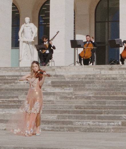 Fendi invite un orchestre symphonique pour célébrer le solstice d'été