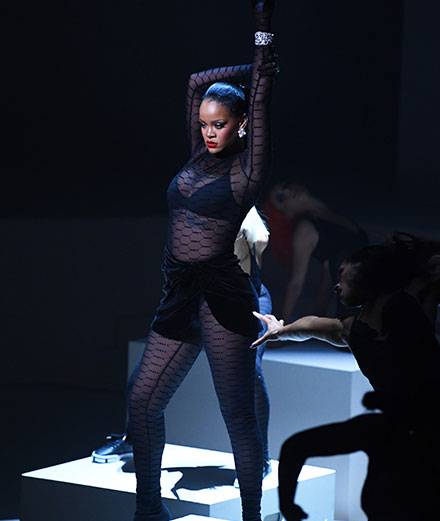 Rihanna et Cara Delevingne défilent pour Savage x Fenty