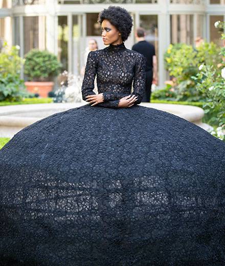 August Getty signe une impressionnante robe-cage haute couture
