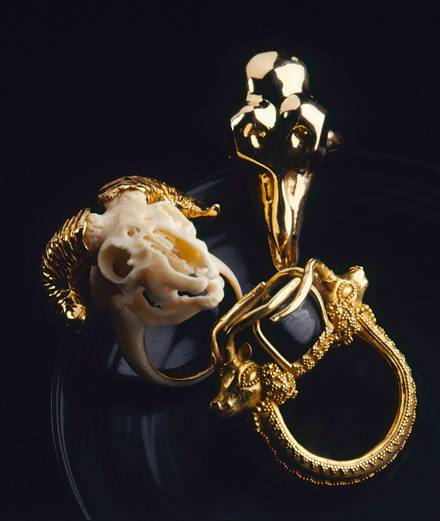 L’expo bijoux de l’automne : les 500 bagues d’homme de la collection Yves Gastou