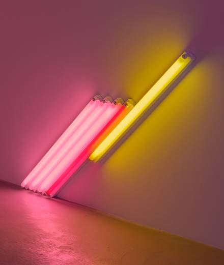 Pourquoi les œuvres de Dan Flavin sont-elles plus que de simples néons ?