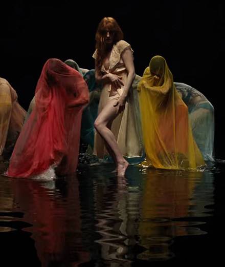 Florence + the Machine danse dans les ténèbres dans son nouveau clip “Big God”