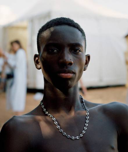 Le photographe Ilyes Griyeb vend ses portraits en soutien à Adama Traoré