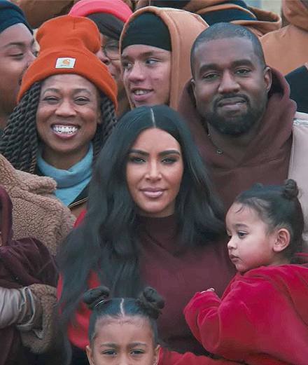 Kanye West réunit femme, enfants et belle-mère au pied d'une falaise