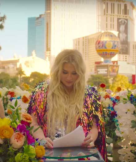 Pour son nouveau clip, Kesha rend hommage à Janis Joplin