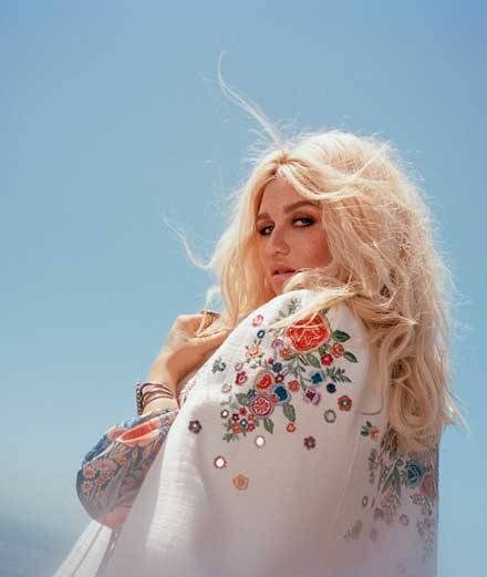 Kesha défend la jeunesse sans-papiers dans son nouveau clip “Hymn”
