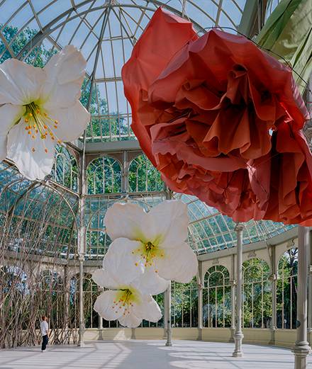 L'artiste Petrit Halijaj fait son nid fleuri dans le palais de Cristal de Madrid
