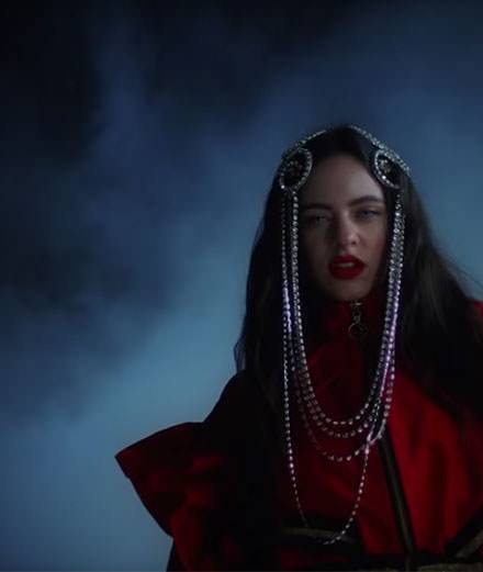 Rosalía met le feu dans son clip "De Aquí No Sales" 