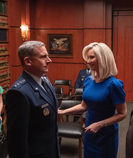 Lisa Kudrow et Steve Carell ridiculisent l'armée américaine sur Netflix