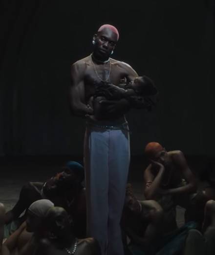 Yseult célèbre le black power dans “Noir”