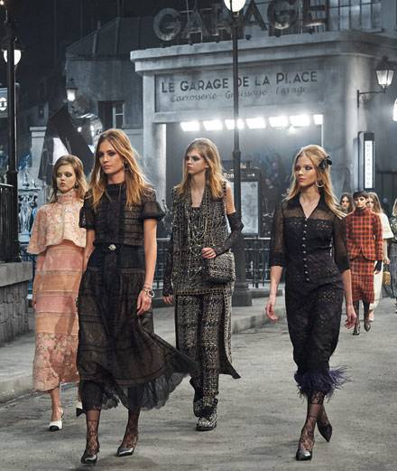 Le défilé Métiers d’art de Chanel : un vibrant hommage à Paris par Karl Lagerfeld