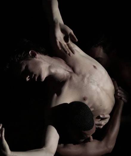 Le danseur étoile Germain Louvet déchaîne les éléments dans la vidéo Tempest