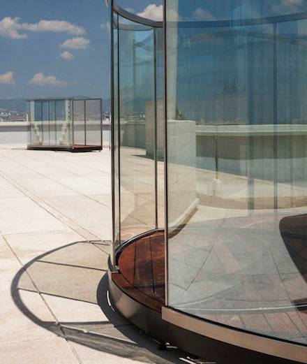 Les fascinants pavillons de verre de l'artiste américain Dan Graham